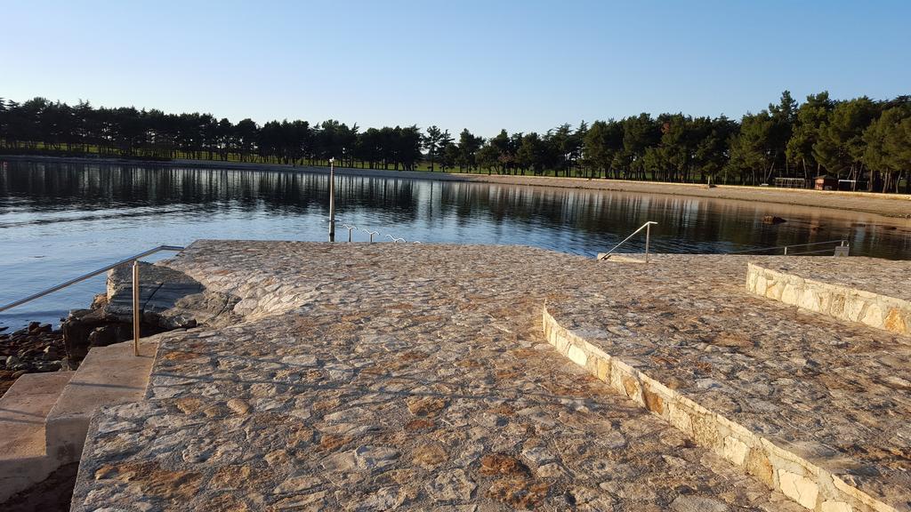 Готель Lux Novigrad  Екстер'єр фото